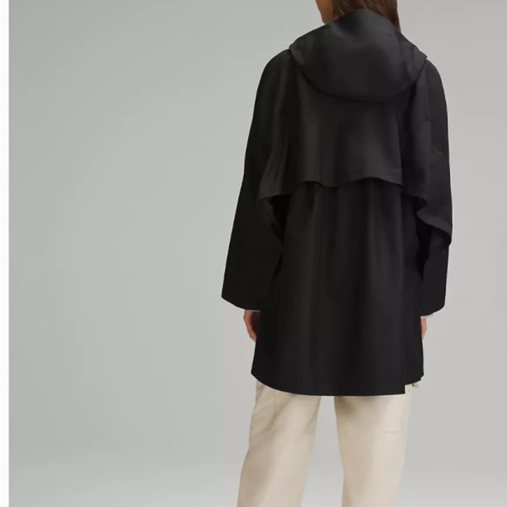 Beautiful rain jacket. Only selling cause it doesn’t not fit me.